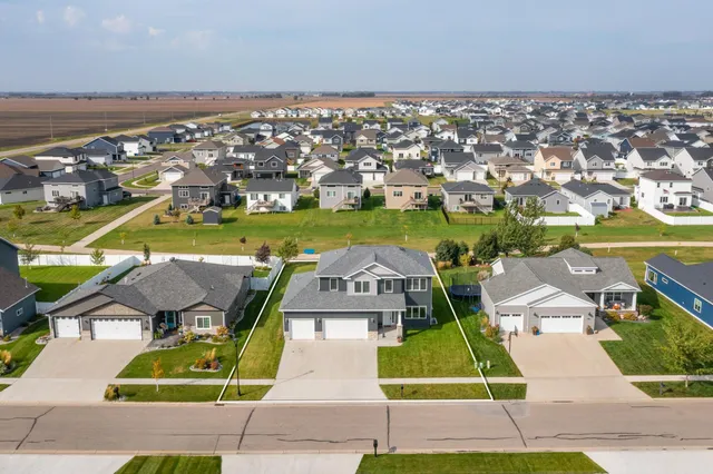 $599,900 | 7471 16th Street South, Fargo, ND 58104