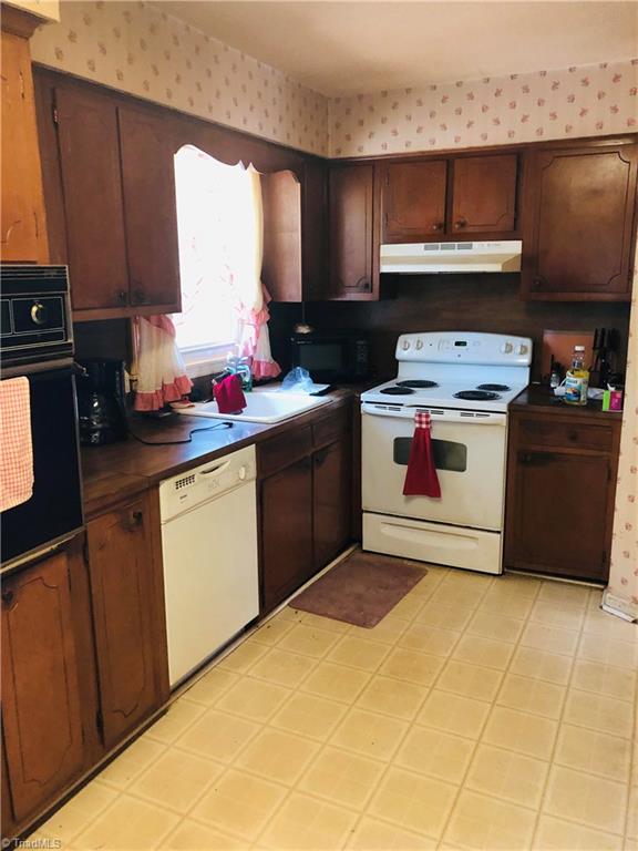 2408 Timberlake Avenue High Point, NC 27265 - Photo 3 of 14 Kitchen
