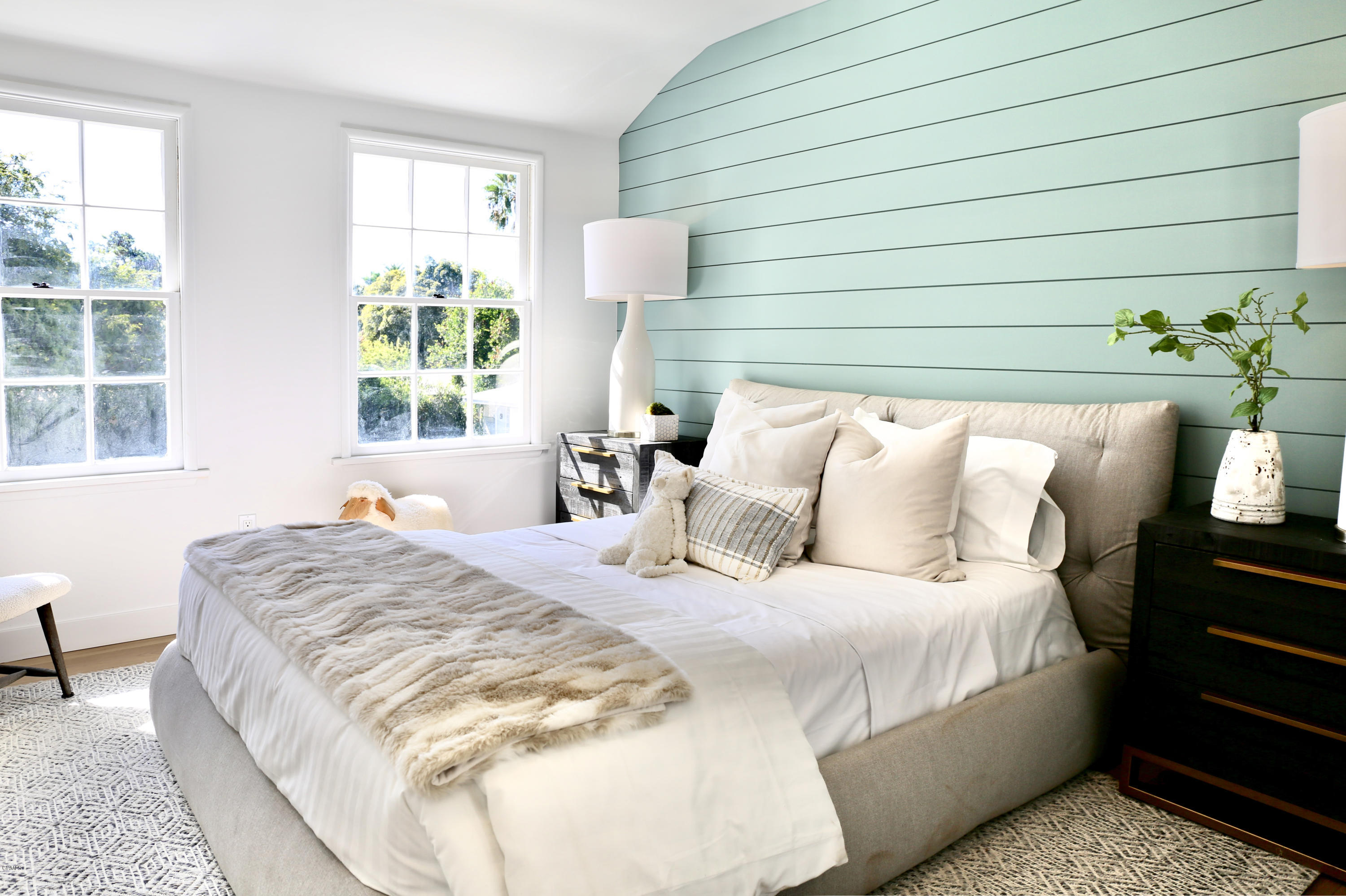 300 Wigmore Drive Pasadena, CA 91105 - Photo 35 of 59 a bedroom with bed and window