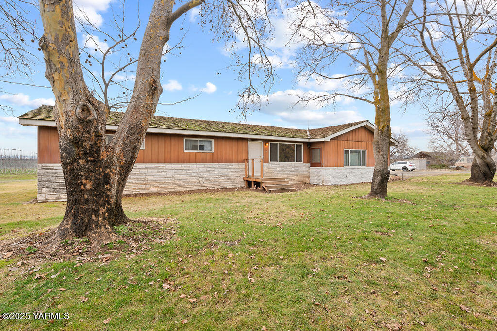 a front view of house with yard