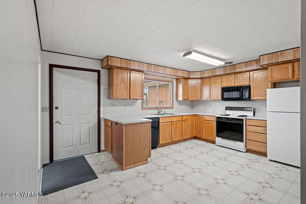 3820 Lateral B Road Wapato, WA 98951 - Photo 13 of 35 a kitchen with stainless steel appliances granite countertop a refrigerator and a stove top oven