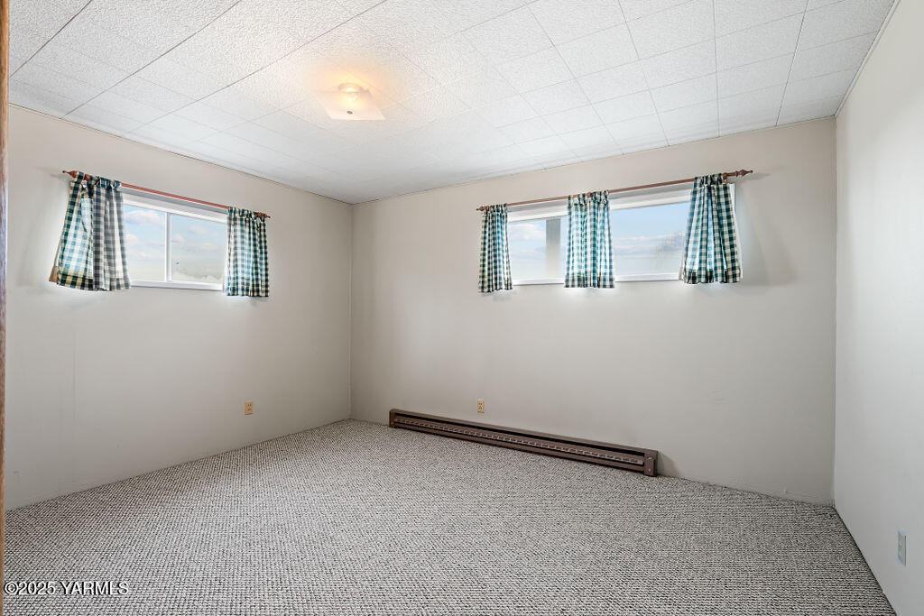 3820 Lateral B Road Wapato, WA 98951 - Photo 17 of 35 an empty room with windows