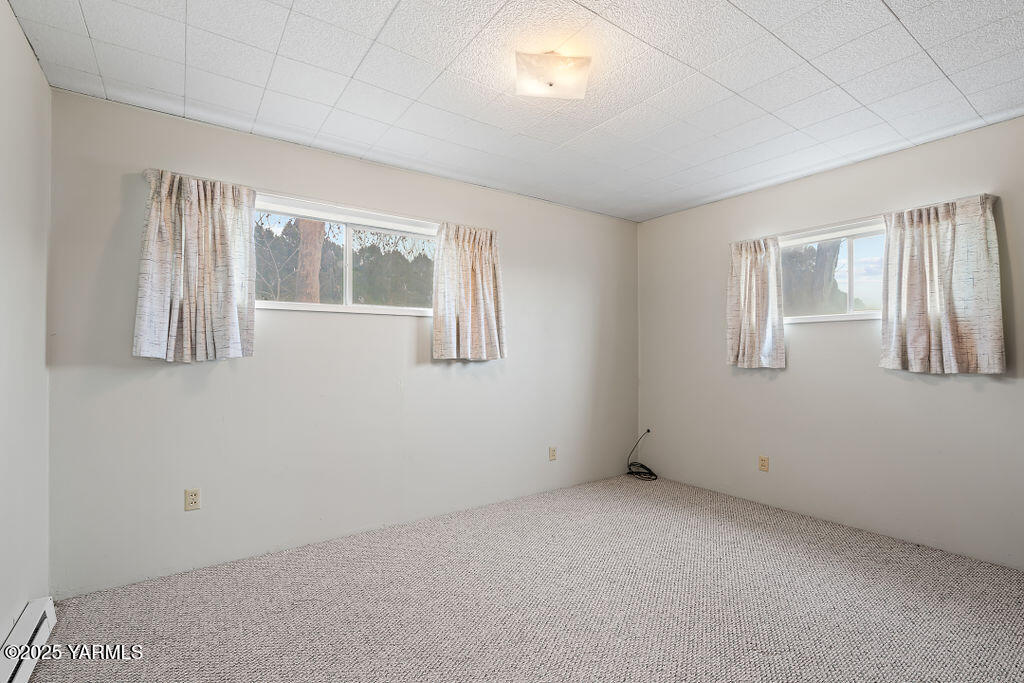 3820 Lateral B Road Wapato, WA 98951 - Photo 18 of 35 an empty room with windows