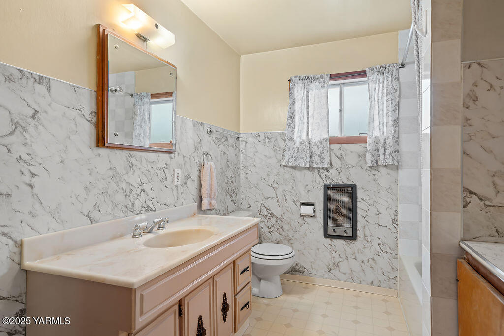 3820 Lateral B Road Wapato, WA 98951 - Photo 23 of 35 a bathroom with a sink toilet and shower