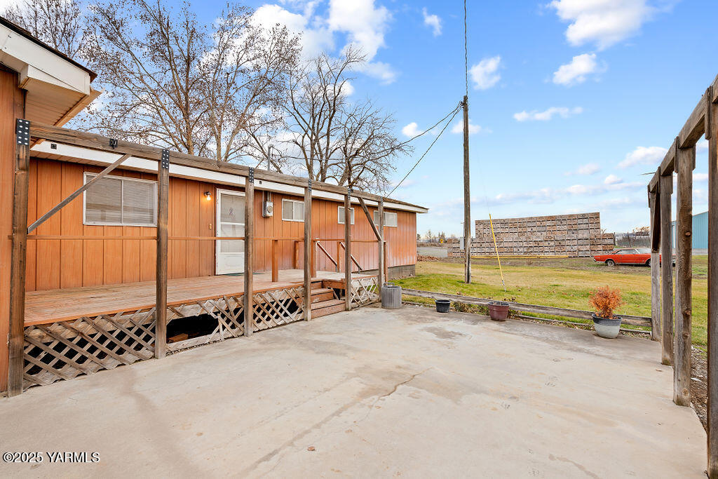3820 Lateral B Road Wapato, WA 98951 - Photo 25 of 35 a view of a terrace with wooden fence