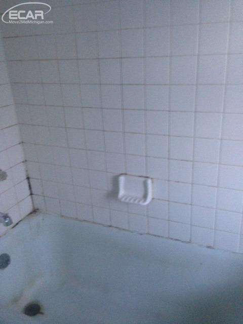 2104 Miller Road Flint, MI 48503 - Photo 20 of 43 20428961-19.JPG