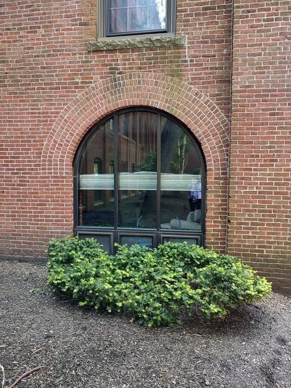50 Rantoul Street, Unit 110 Beverly, MA 01915 - Photo 5 of 37 a front view of a house with a garden