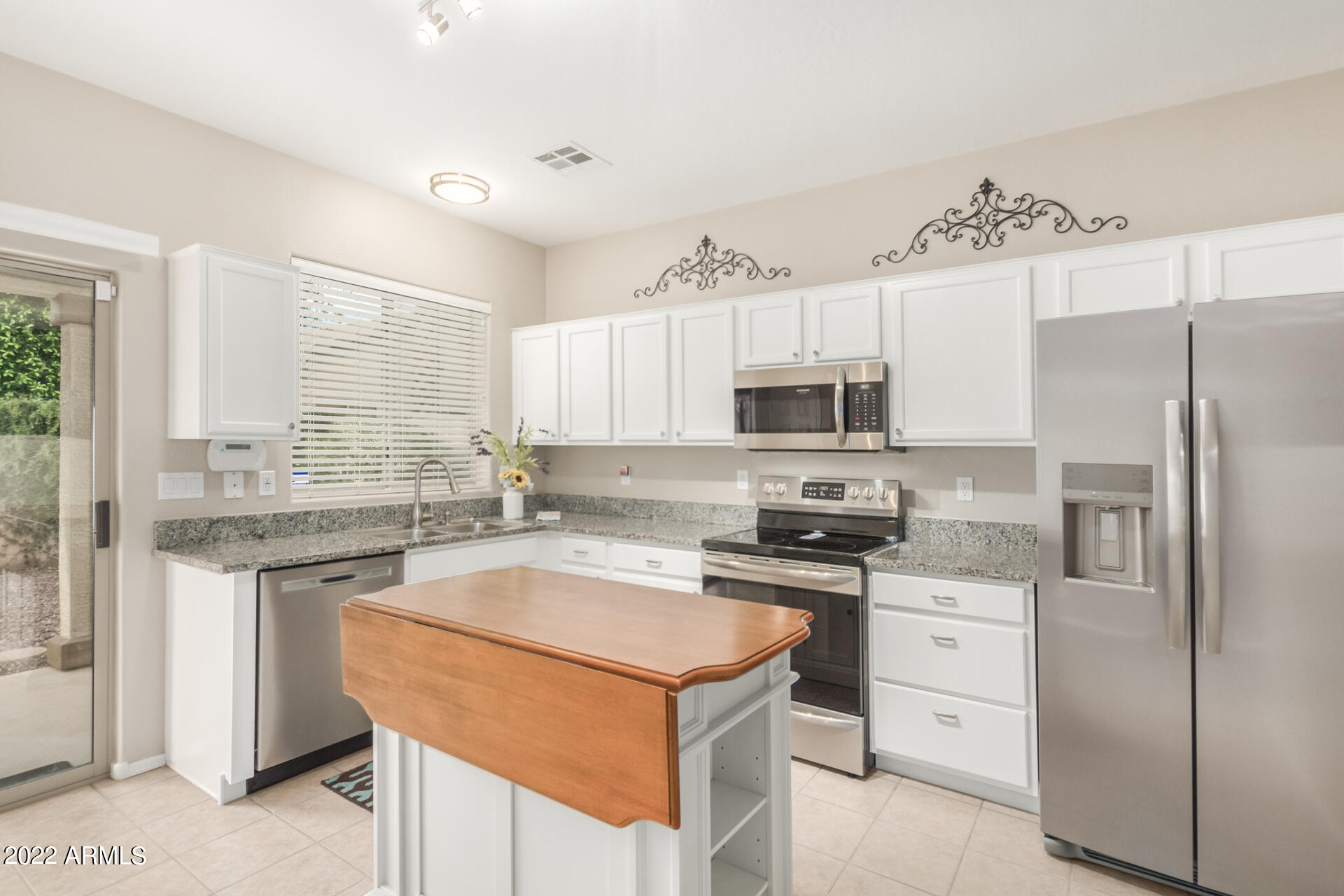 4556 East Del Rio Street Gilbert, AZ 85295 - Photo 1 of 25 Kitchen