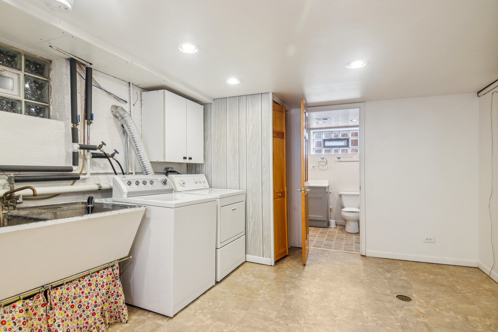 38 Northgate Road Riverside, IL 60546 - Photo 31 of 52 a bathroom with a sink double vanity and a mirror