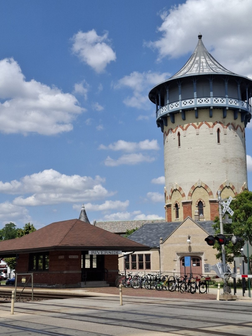 38 Northgate Road Riverside, IL 60546 - Photo 50 of 52 front view of a house with a street