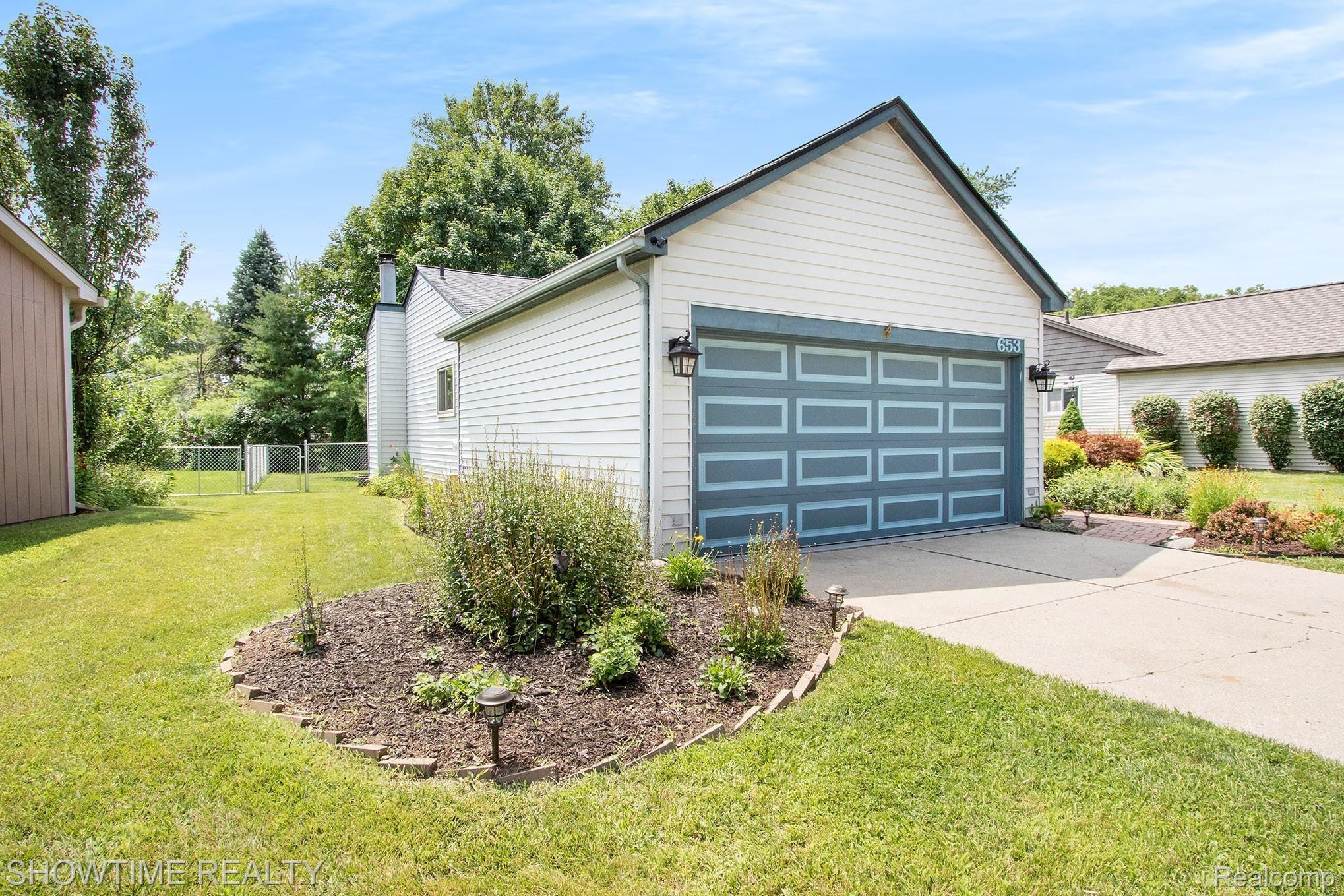 653 Glenwyth Road Brighton, MI 48116 - Photo 2 of 23 CU8A2360.jpg