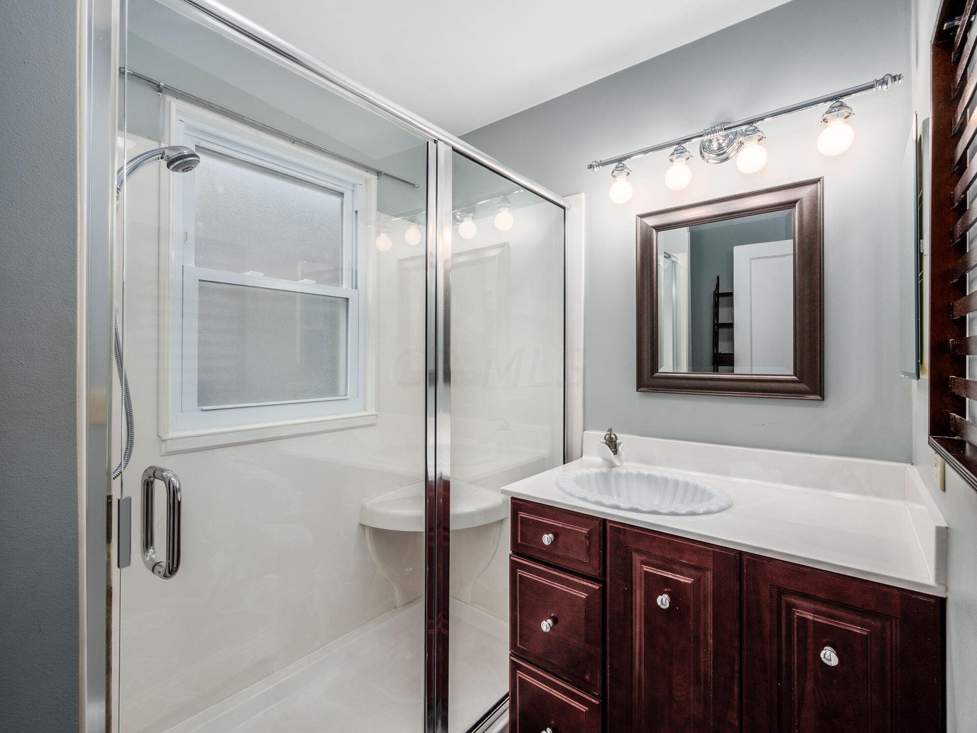 201 Piedmont Road Columbus, OH 43214 - Photo 21 of 28 Upstairs Full Bath