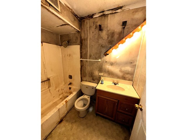 17005 Albany Avenue, Unit 102 Hazel Crest, IL 60429 - Photo 13 of 13 a bathroom with a tub sink and mirror