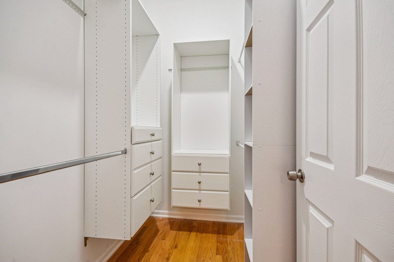 4644 South Prairie Avenue, Unit 2N Chicago, IL 60653 - Photo 14 of 25 a bathroom with a tub and shower view