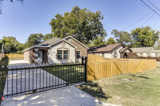 $340,000 | 1639 Adelaide Drive, Dallas, TX 75216