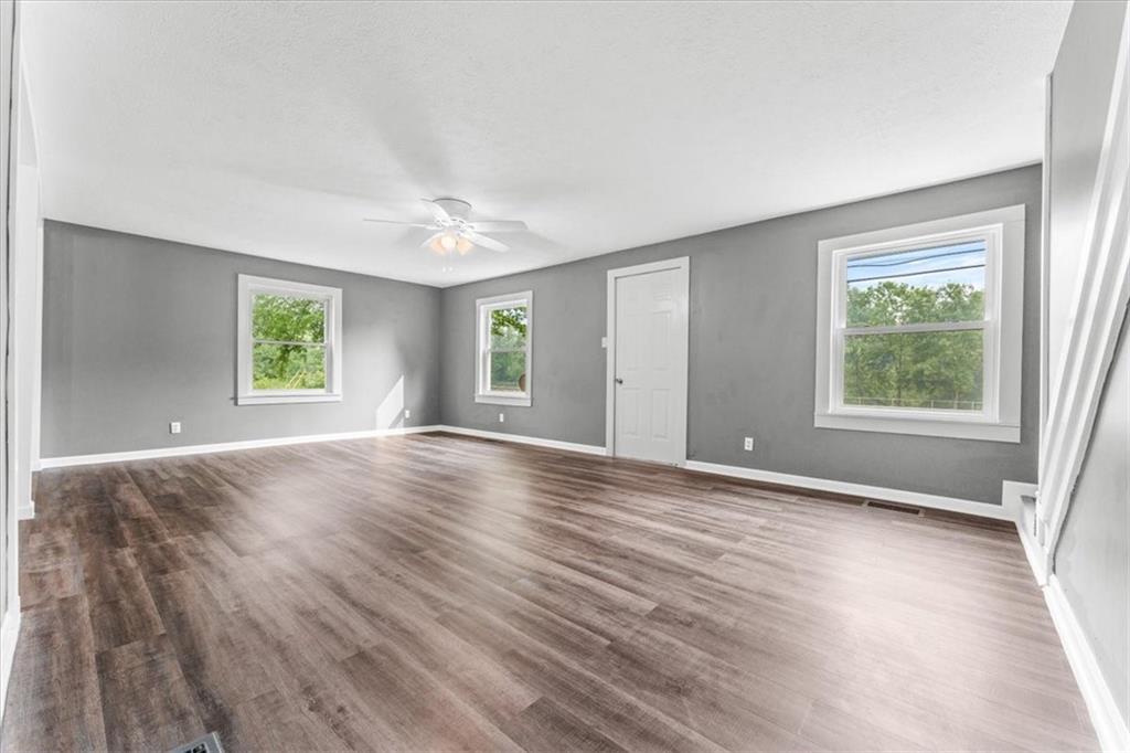 7 Hewitt Road West Middlesex, PA 16159 - Photo 11 of 31 Living room