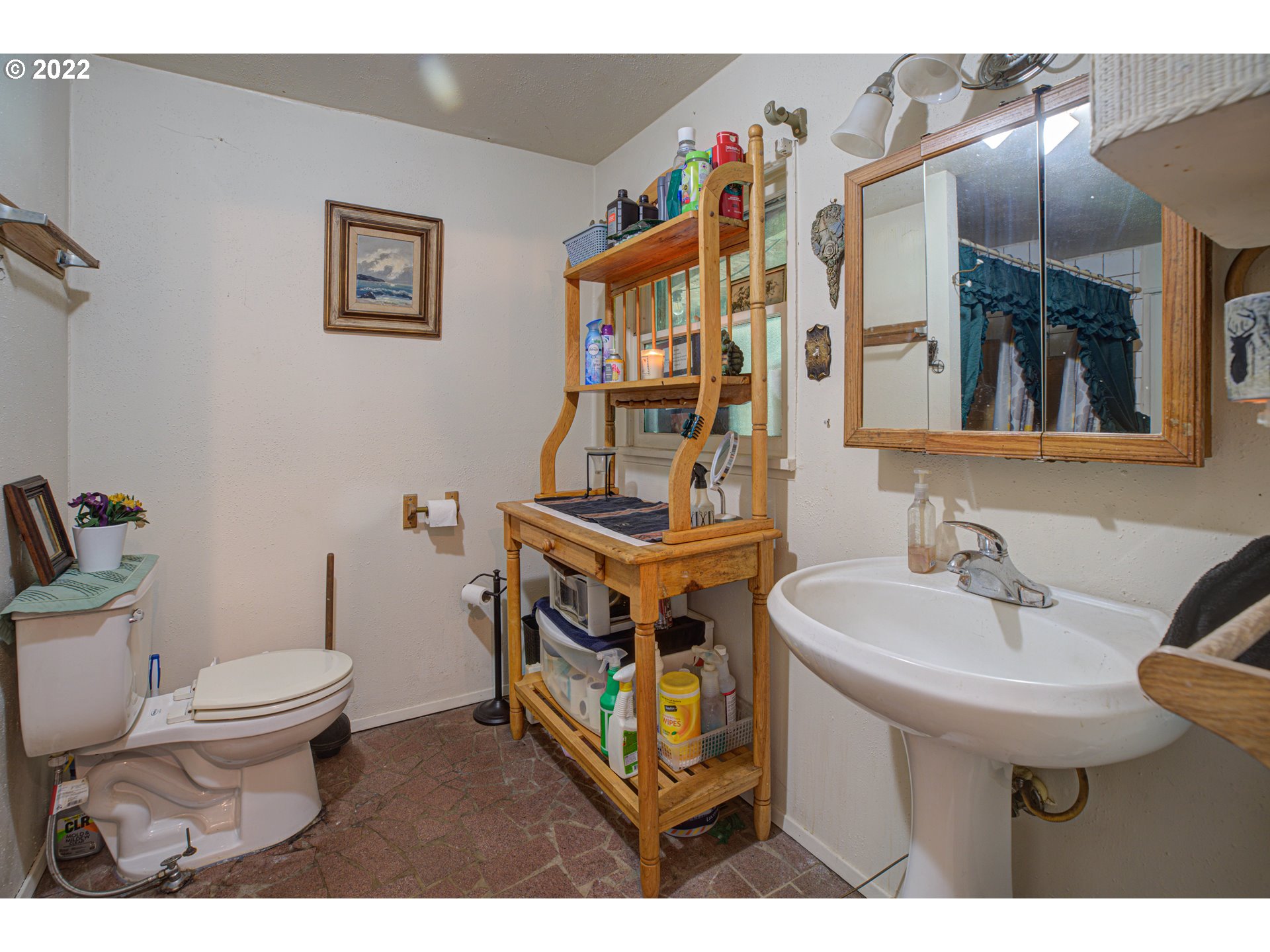 29223 South Hult Road Colton, OR 97017 - Photo 11 of 30 a bathroom with a sink toilet and a mirror
