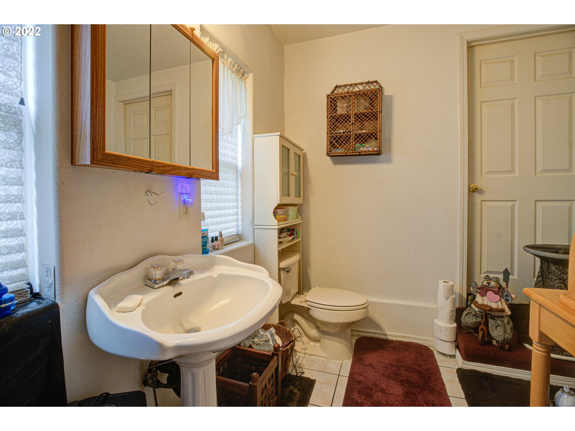 29223 South Hult Road Colton, OR 97017 - Photo 26 of 30 a bathroom with a sink a toilet and mirror