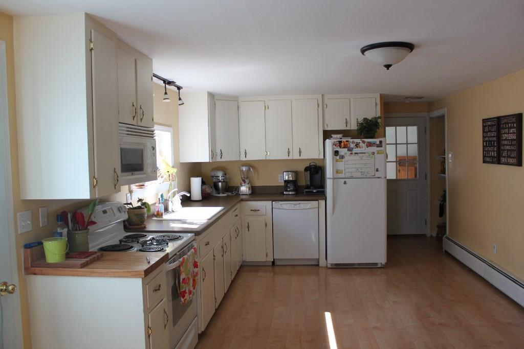 23 Keller Road Belfast, ME 04915 - Photo 6 of 20 Kitchen. Electric range,...