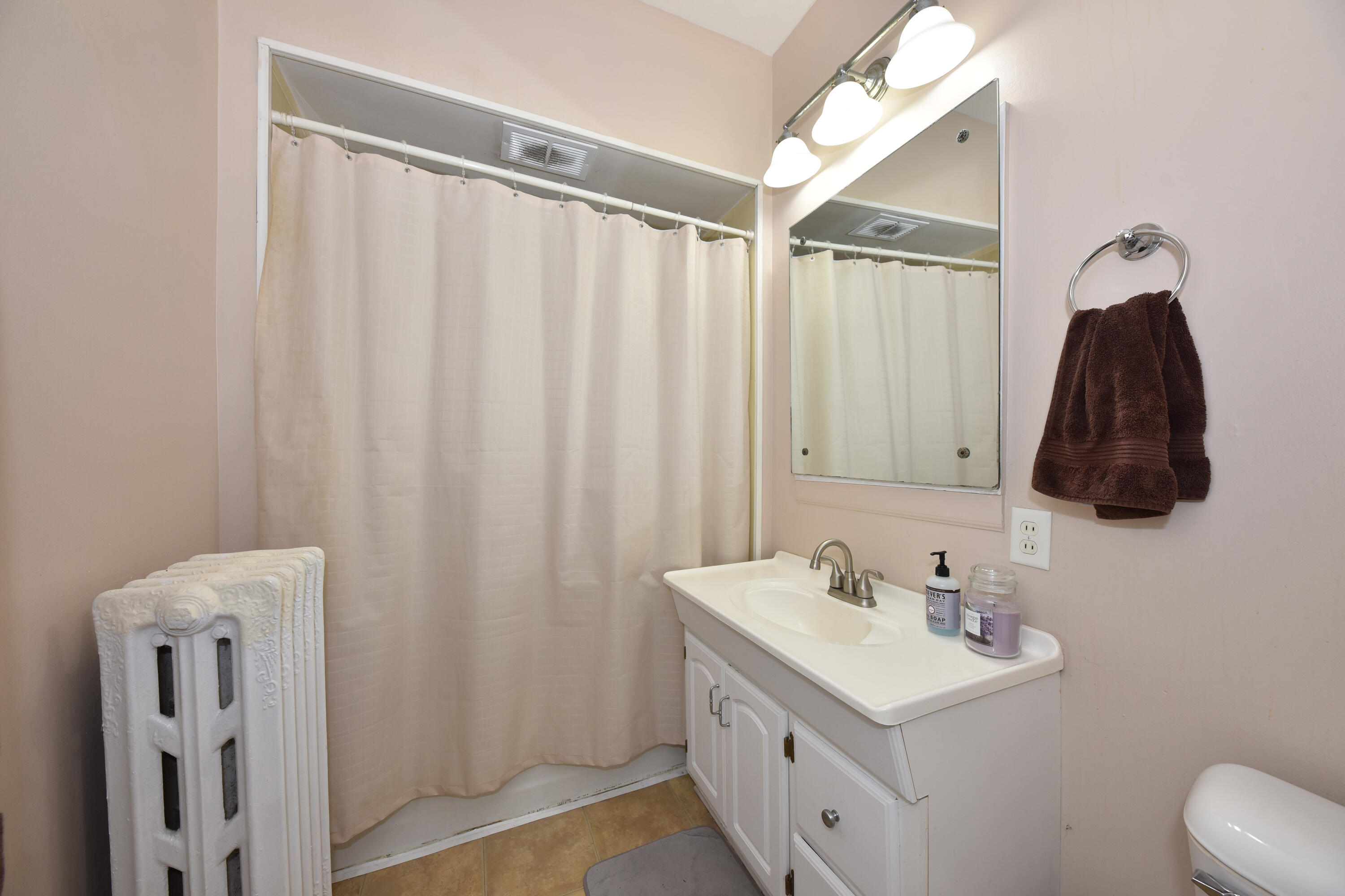 2744 North Stowell Avenue, Unit 2746 Milwaukee, WI 53211 - Photo 16 of 41 1st floor full bath