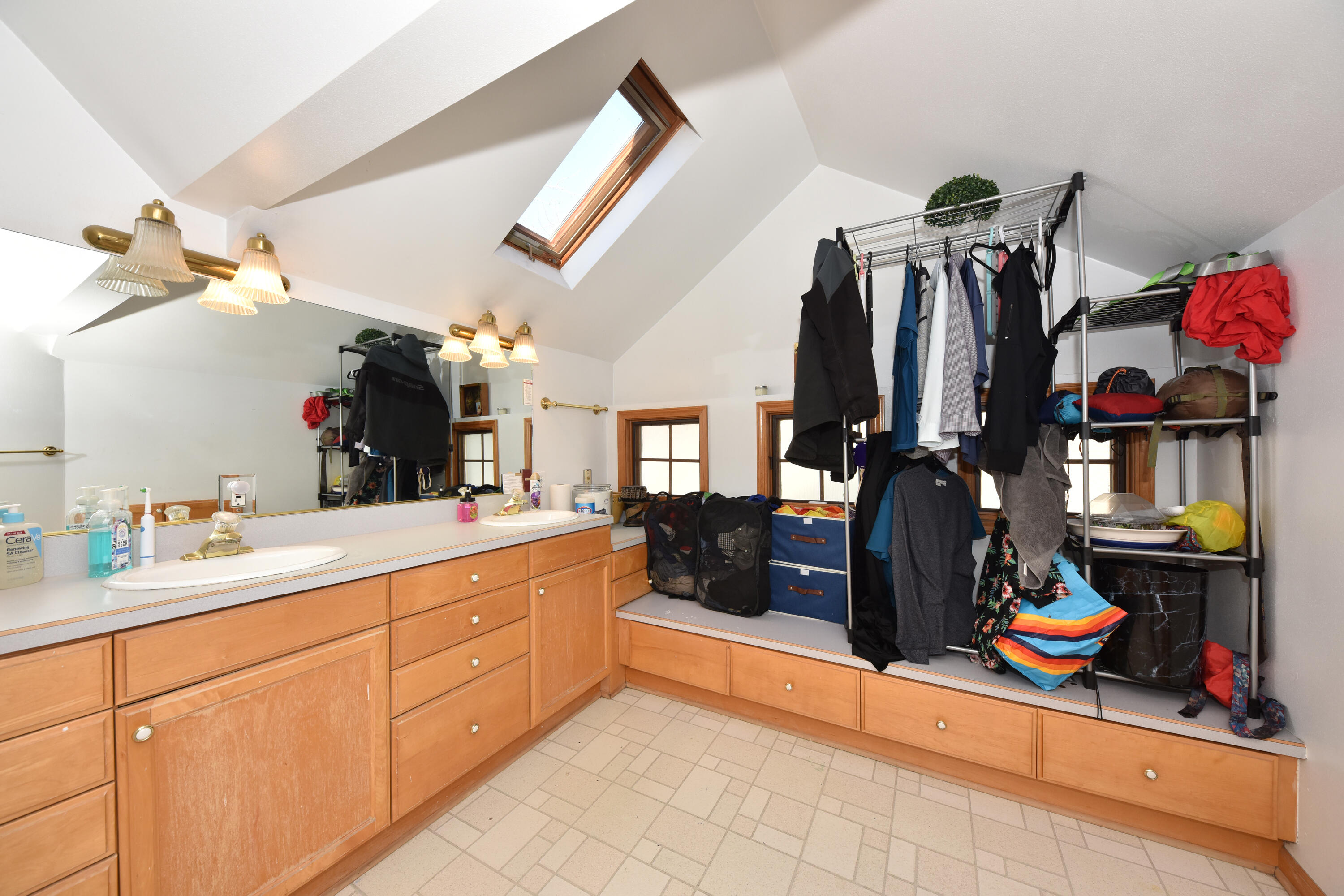 2744 North Stowell Avenue, Unit 2746 Milwaukee, WI 53211 - Photo 35 of 41 3rd floor full bath