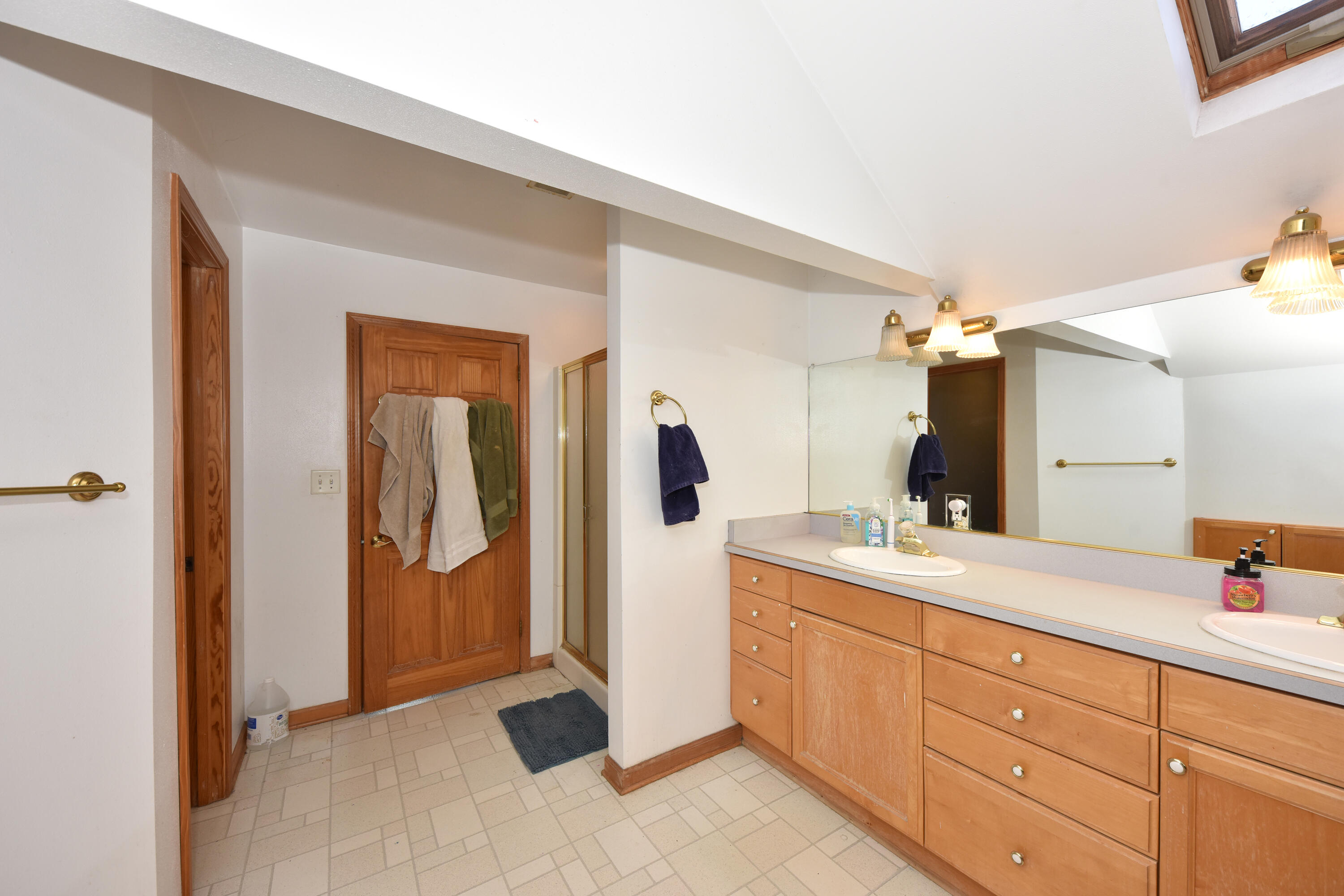 2744 North Stowell Avenue, Unit 2746 Milwaukee, WI 53211 - Photo 36 of 41 3rd floor full bath