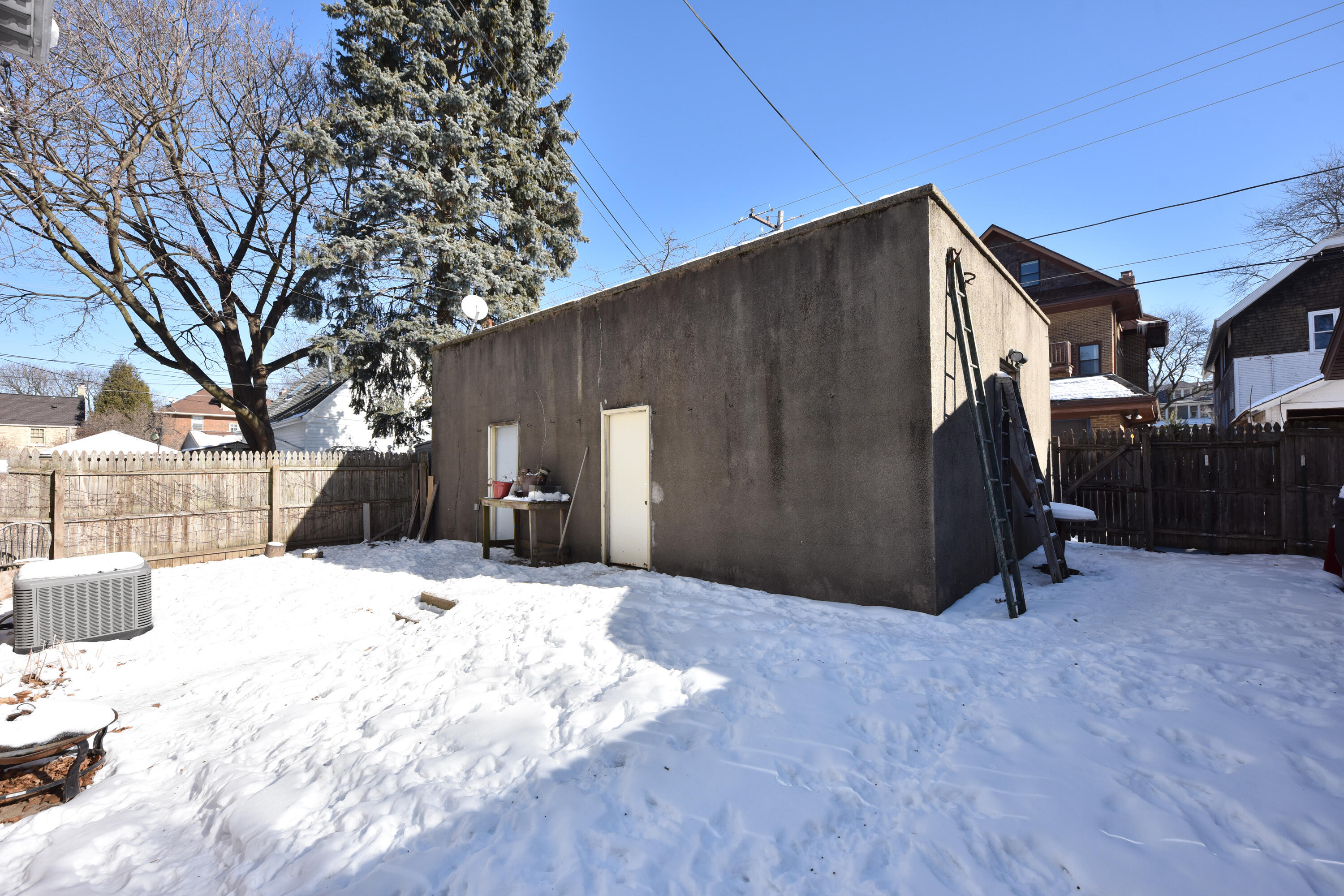 2744 North Stowell Avenue, Unit 2746 Milwaukee, WI 53211 - Photo 37 of 41 Cute yard