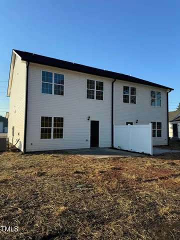 a view of a house with backyard