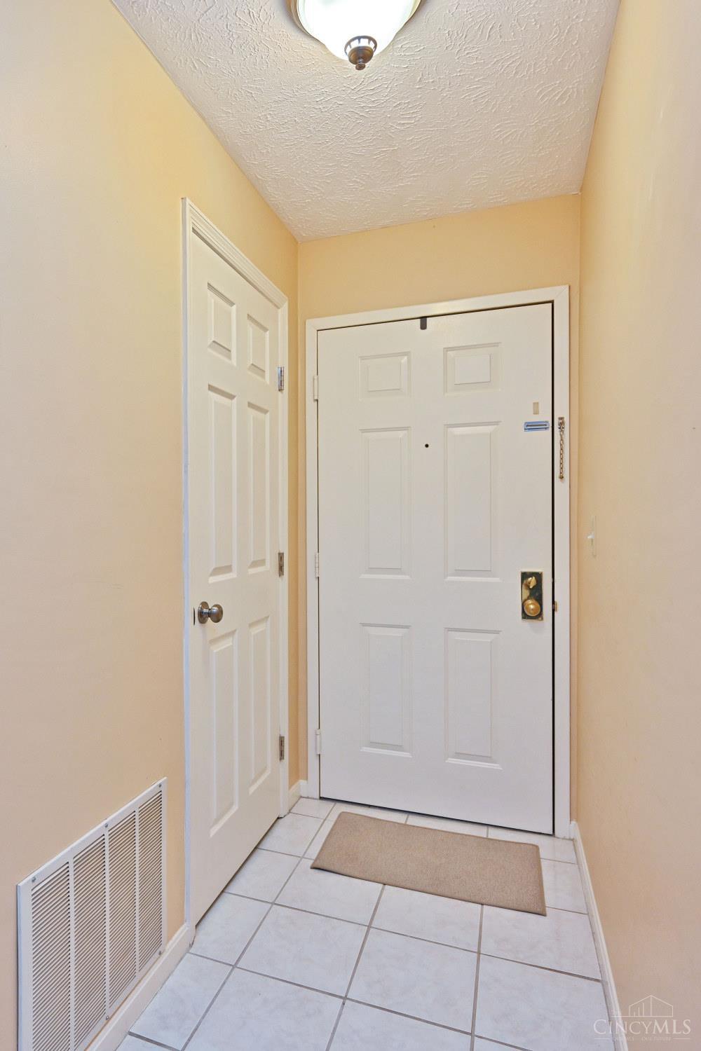 7382 Ridgepoint Drive, Unit 9 Cincinnati, OH 45230 - Photo 6 of 30 Gallery Image 6