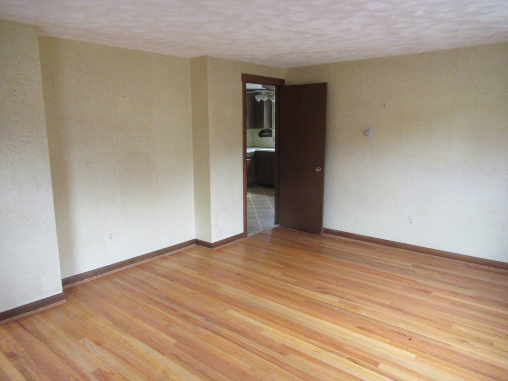 35 Tioga Street Springfield, MA 01128 - Photo 7 of 22