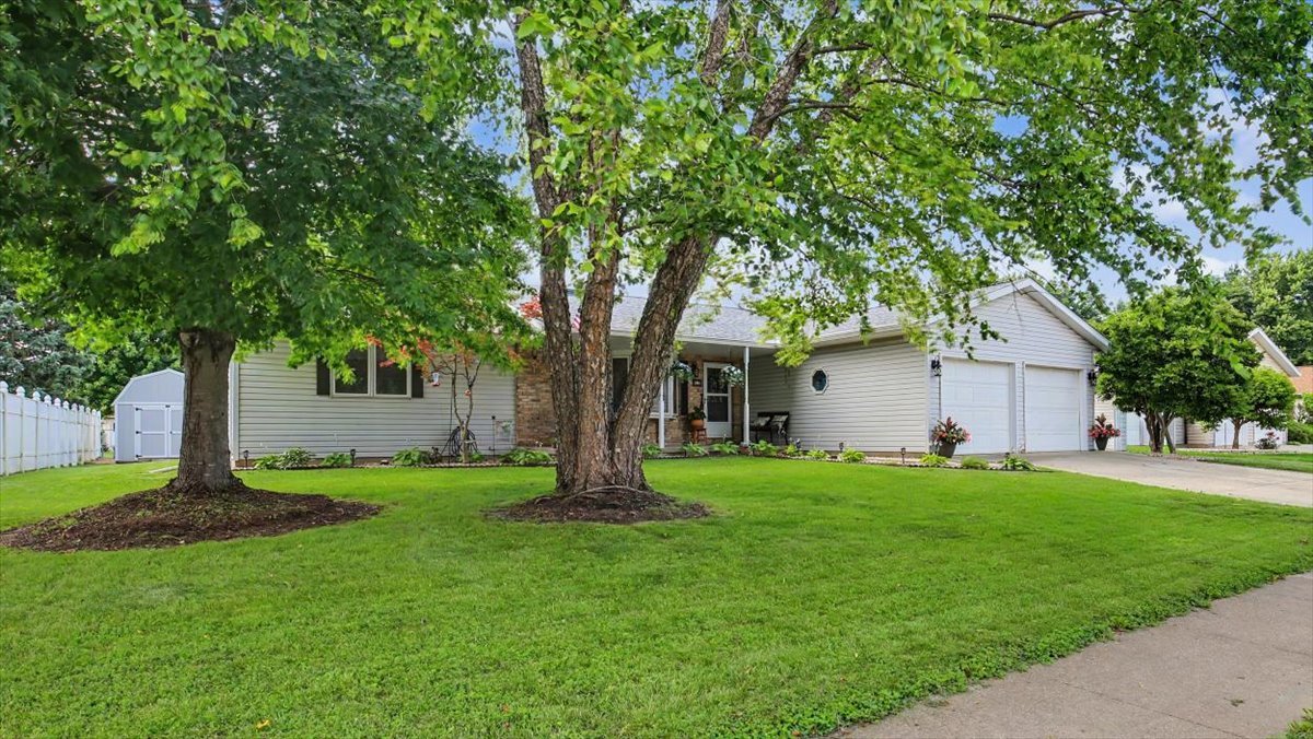809 Cherokee Lane Pontiac, IL 61764 - Photo 4 of 38