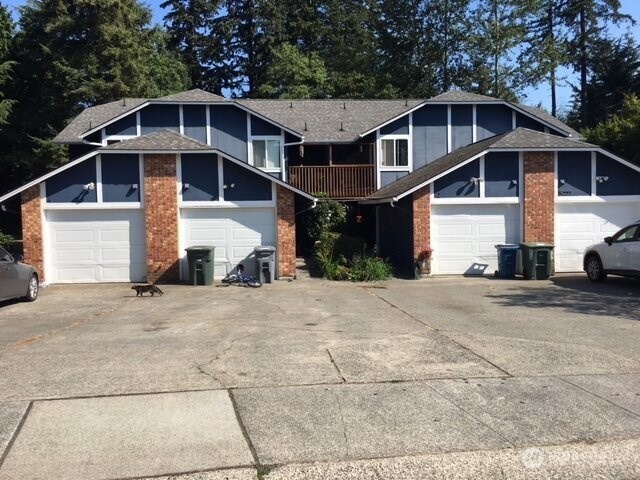 5303 149th Street Southwest, Unit 4 Edmonds, WA 98026 - Photo 1 of 9