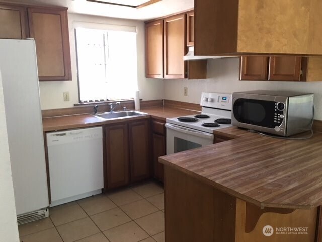 5303 149th Street Southwest, Unit 4 Edmonds, WA 98026 - Photo 2 of 9