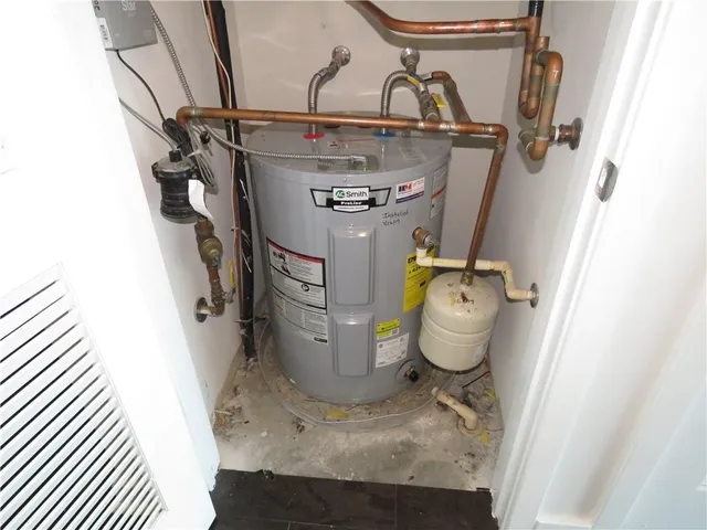 $235,000 | 400 West Peachtree Street Northwest, Unit 2010, Atlanta, GA 30308