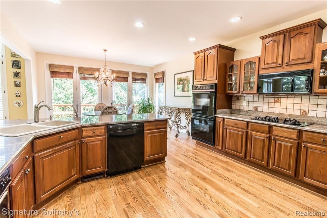 1650 Scenic Hollow Rochester, MI 48306 - Photo 19 of 60 532018HDR.jpg