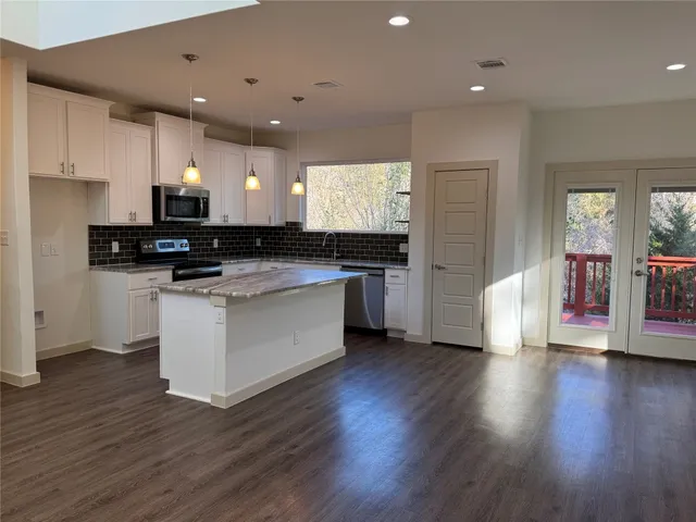 $2,100 | 116 Kohala Lane, Bastrop, TX 78602