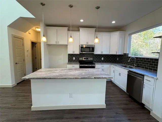 $2,100 | 116 Kohala Lane, Bastrop, TX 78602