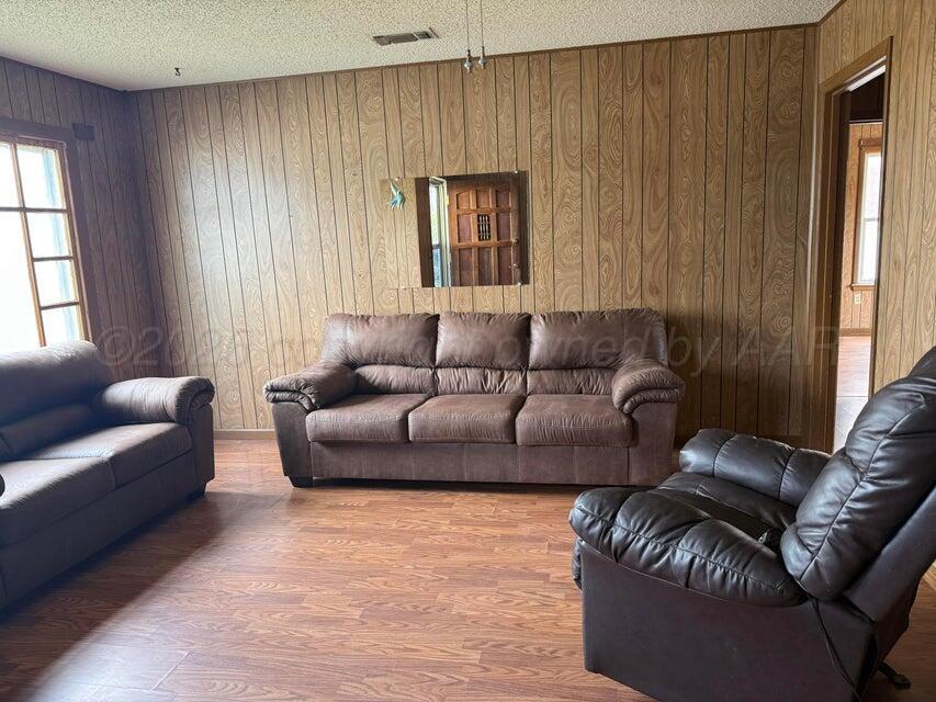 808 Ave P Sunray, TX 79086 - Photo 2 of 11 Living Area
