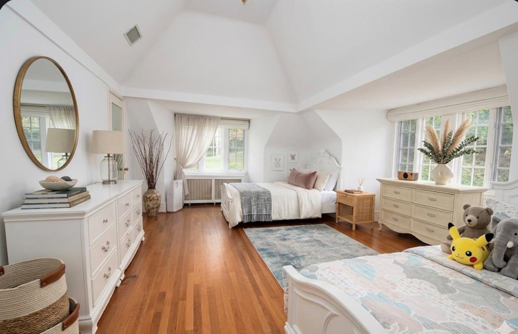 539 Manhasset Woods Road Manhasset, NY 11030 - Photo 21 of 41 Children bedroom