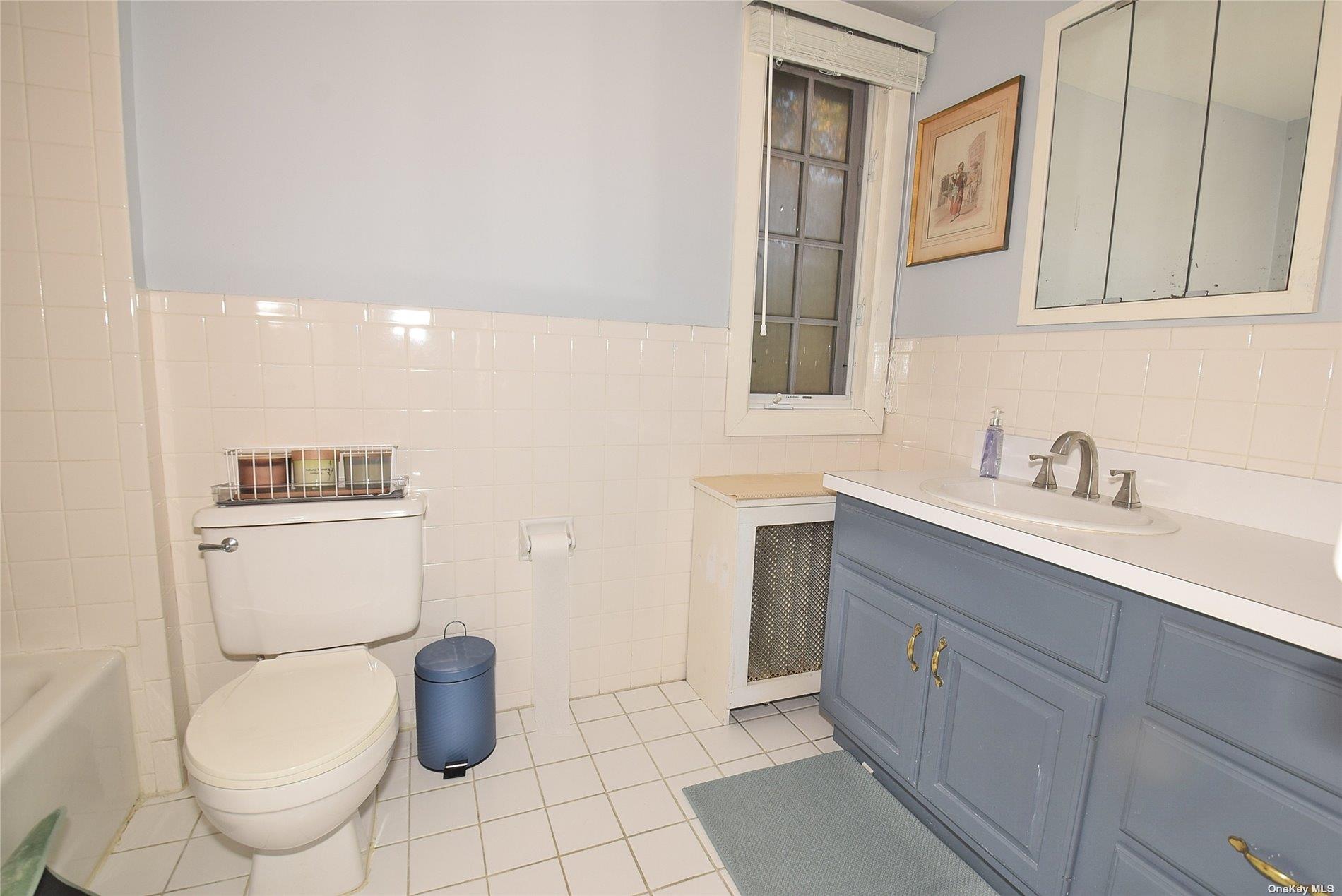 539 Manhasset Woods Road Manhasset, NY 11030 - Photo 22 of 30 a bathroom with a toilet sink and mirror