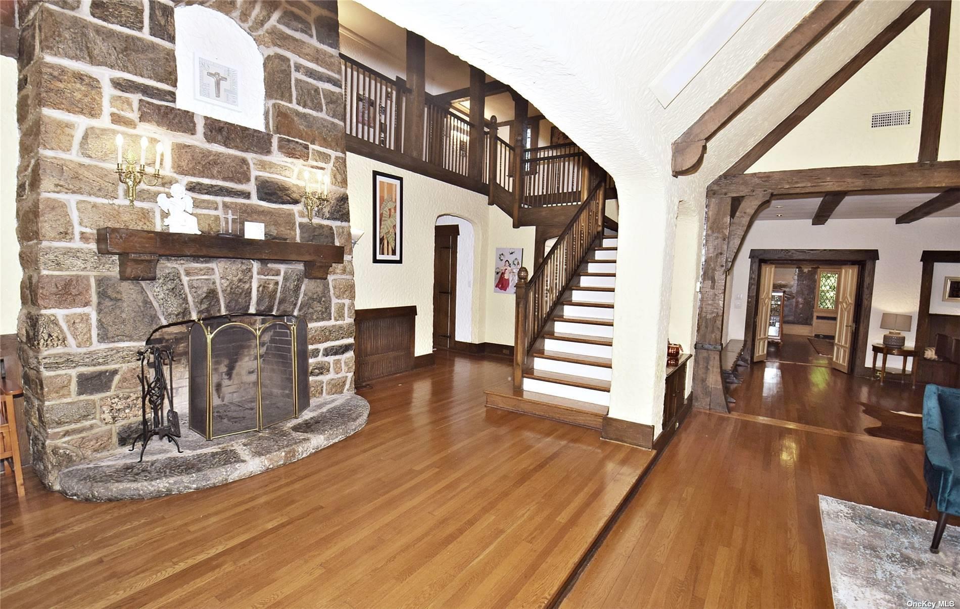 539 Manhasset Woods Road Manhasset, NY 11030 - Photo 33 of 41 Entry foyer