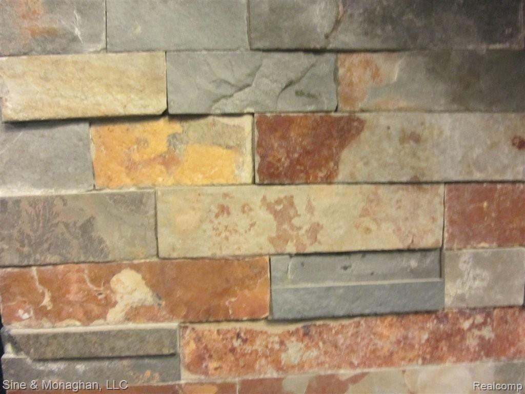 2139 South Commerce Road Walled Lake, MI 48390 - Photo 11 of 14 Backsplash