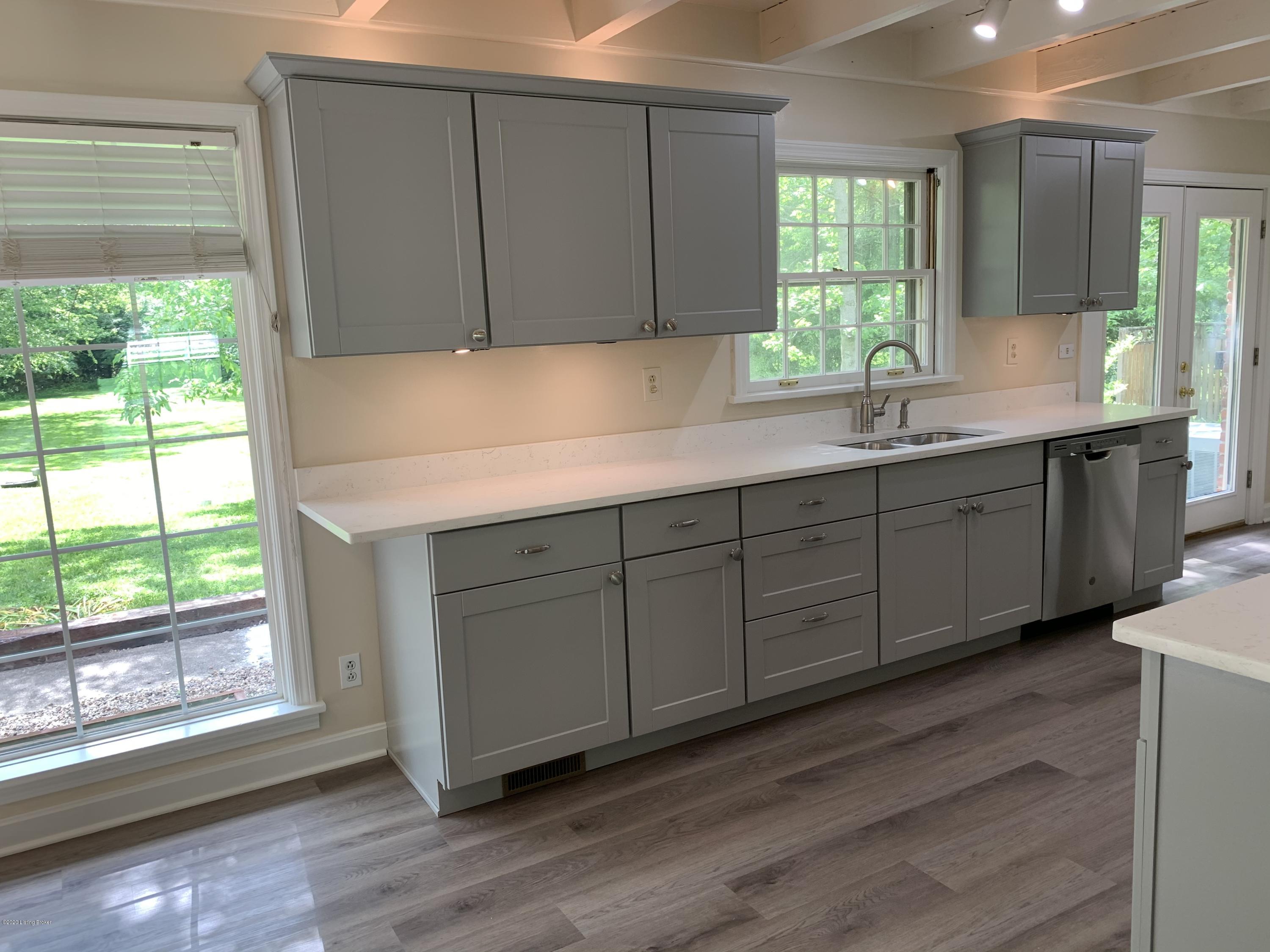 1300 Glenbrook Road Anchorage, KY 40223 - Photo 11 of 41 A6D23ADC-DA71-43AA-ADFB-F6DFAA674A8B