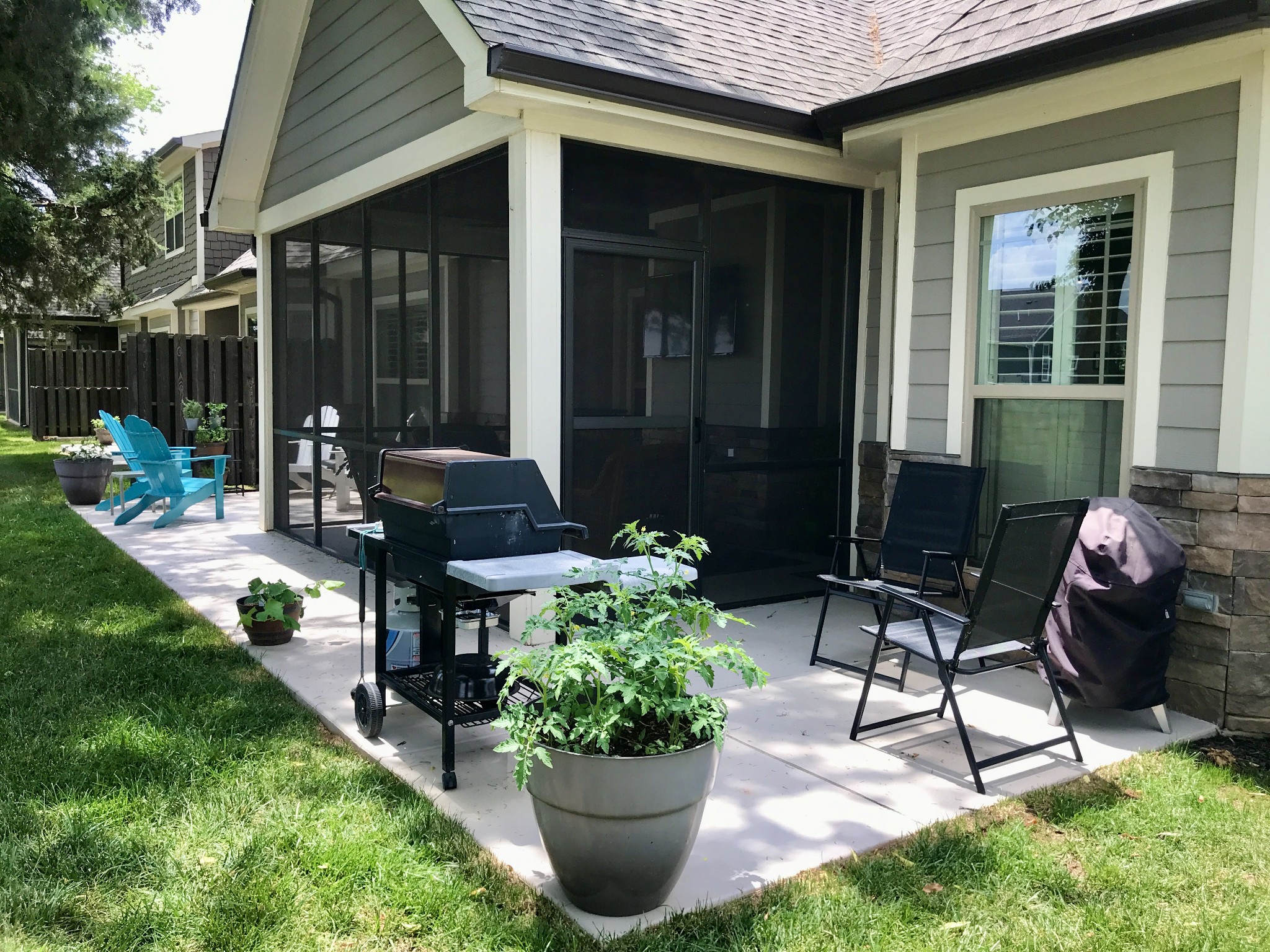 160 ANDERTON Drive Winchester, TN 37398 - Photo 25 of 35 a view of a patio with chairs and potted plants