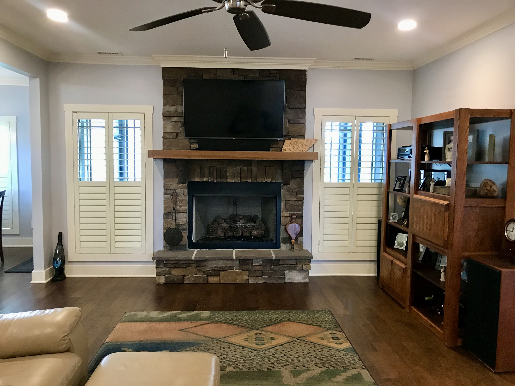 160 ANDERTON Drive Winchester, TN 37398 - Photo 4 of 35 a living room with furniture and a fireplace
