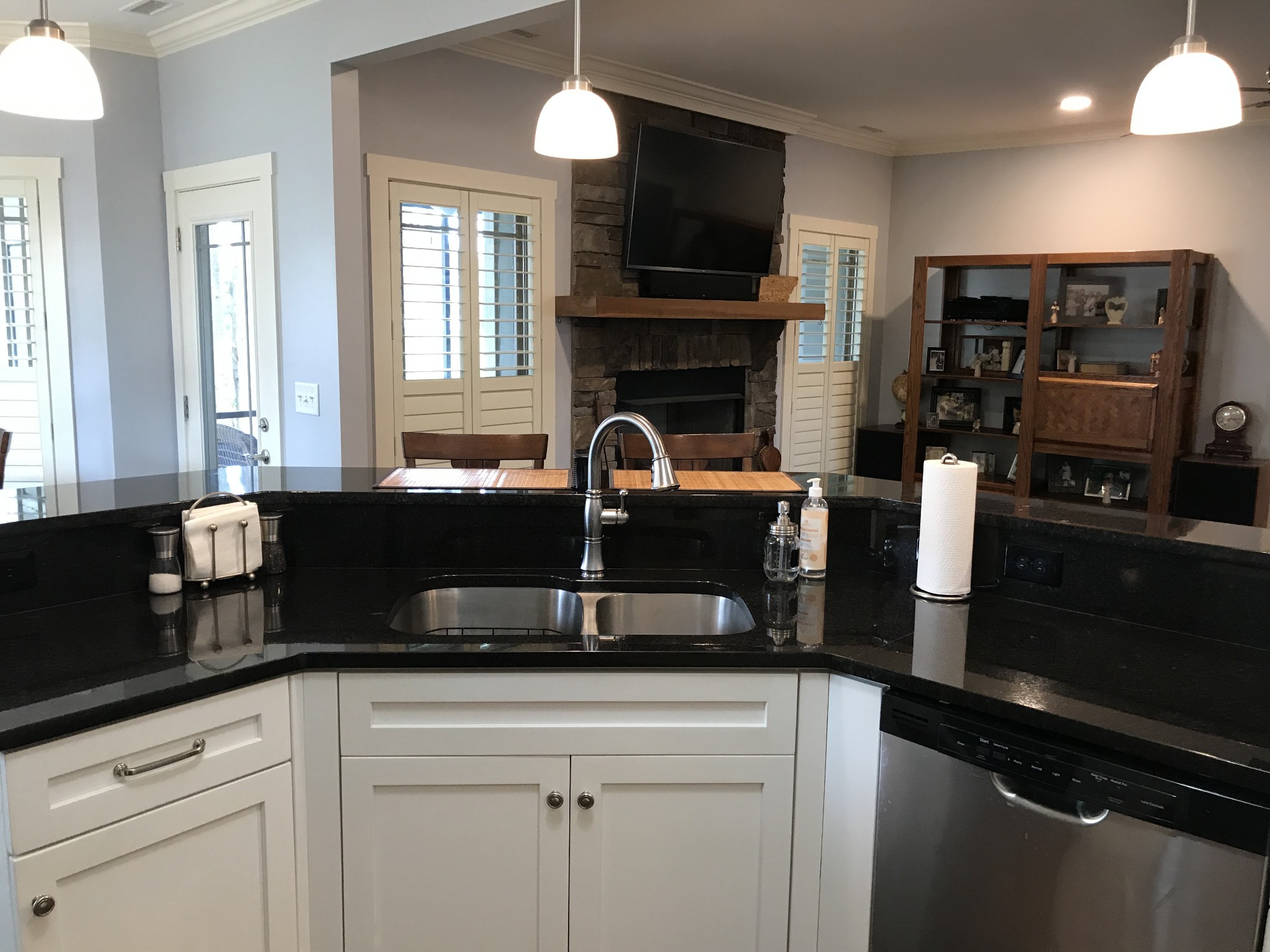 160 ANDERTON Drive Winchester, TN 37398 - Photo 10 of 35 a kitchen with a sink and cabinets
