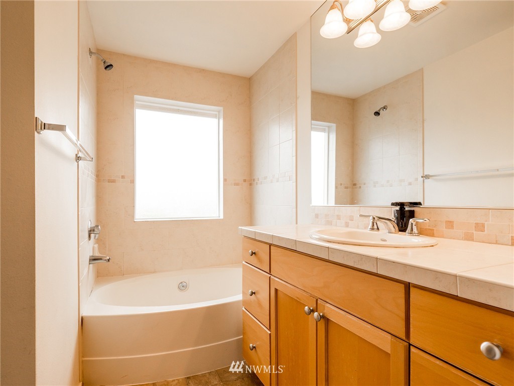 4042 Northeast 4th Place Renton, WA 98056 - Photo 12 of 20 Gallery Image 12