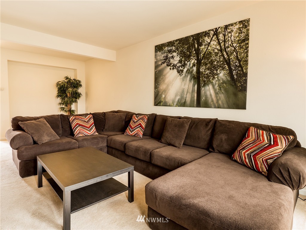 4042 Northeast 4th Place Renton, WA 98056 - Photo 3 of 20 Gallery Image 3