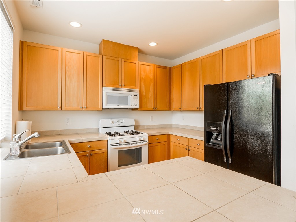 4042 Northeast 4th Place Renton, WA 98056 - Photo 5 of 20 Gallery Image 5