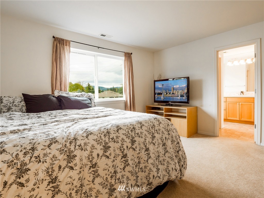 4042 Northeast 4th Place Renton, WA 98056 - Photo 9 of 20 Gallery Image 9